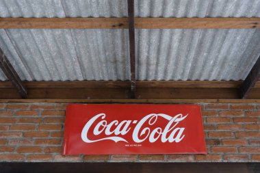Bangkok, Tayland - 19 Haziran 2019 : Tuğla duvarda Vintage Coca Cola işareti