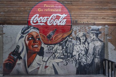 Bangkok, Tayland - 19 Haziran 2019 : Tuğla duvarda Vintage Coca Cola işareti