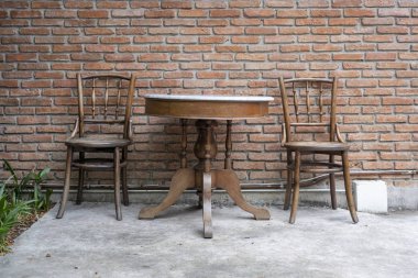 Eski tuğla duvar iç vintage tarzı ile ahşap masa ve sandalyeler Antika seti