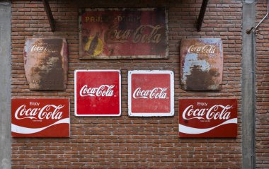 Bangkok, Tayland - 19 Haziran 2019 : Tuğla duvarda Vintage Coca Cola işareti