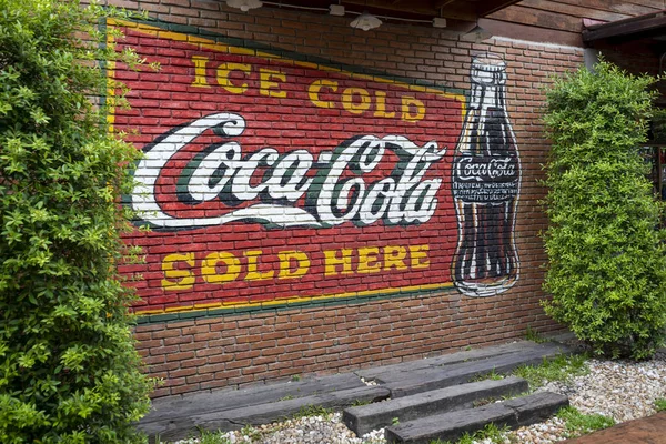 Bangkok, Tayland - 19 Haziran 2019 : Tuğla duvardaki vintage Coca Cola işareti