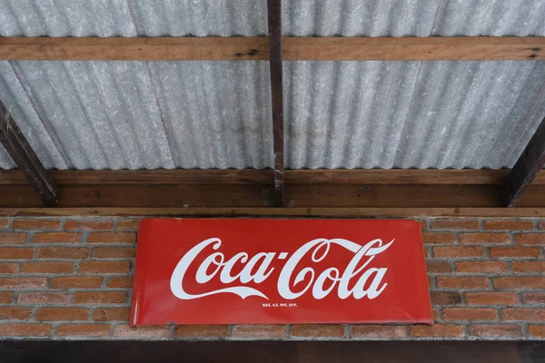 Bangkok, Tayland - 19 Haziran 2019 : Tuğla duvarda Vintage Coca Cola işareti