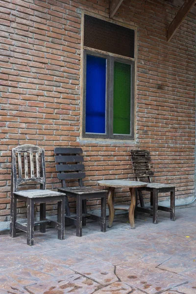 Antyczny Zestaw Drewniany Stół Krzesła Klasycznym Oknem Szkła Kolorowego Starej — Zdjęcie stockowe