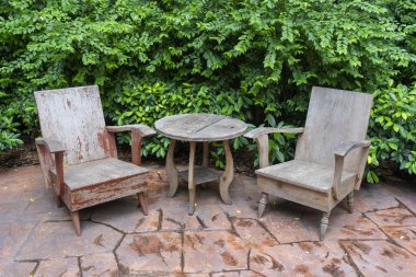 Ahşap sandalye antika seti ve yeşil doğal arka plan iç dekorasyon çağdaş masa vintage retro tarzı