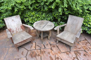 Ahşap sandalye antika seti ve yeşil doğal arka plan iç dekorasyon çağdaş masa vintage retro tarzı