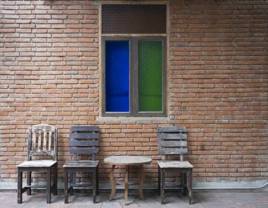 Klasik renkli cam pencere vintage retro tarzı dekorasyon çağdaş ahşap sandalye ve masa Antika seti