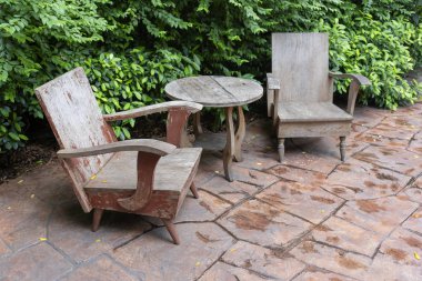 Ahşap sandalye antika seti ve yeşil doğal arka plan iç dekorasyon çağdaş masa vintage retro tarzı