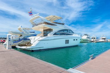 Ocean Marina Tayland tekne ve yatların otopark demirlemiş lüks bir yat