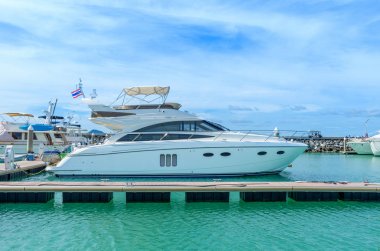 Ocean Marina Tayland tekne ve yatların otopark demirlemiş lüks bir yat