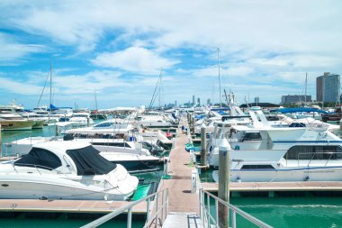 Chonburi, Tayland-Ağustos 4, 2015: lüks bir yat tekneler ve yatlar Park okyanus Marina Pattaya bölgesinde Chonburi Eyaleti Tayland