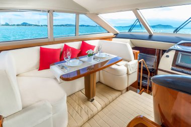Tatil rekreasyon turizm veya seyahat ve tatil konsepti için lüks yat iç konforlu kabin pahalı ahşap tasarım