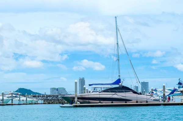 Iate Luxo Atracado Estacionamento Barcos Iates Ocean Marina Pattaya Tailândia — Fotografia de Stock