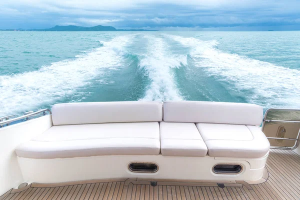 Biała Sofa Zestaw Luksusowym Jachtu Stern Wnętrze Wygodny Projekt Wakacje — Zdjęcie stockowe