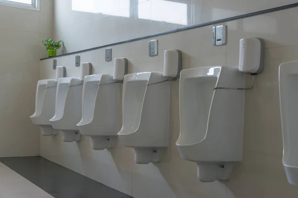 Fila Cerâmica Branca Urinal Câmara Design Interiores Homens Banheiro Público — Fotografia de Stock