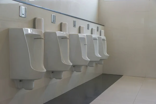 Reihe Von Weißen Keramik Urinalkammer Topf Innenarchitektur Männer Öffentliche Toilette — Stockfoto