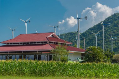 Royal Initiative Projesi Chang Hua Mun projesinde elektrik enerjisi üretimi için yel değirmenleri Hua Hin, Phetchaburi, Tayland yeterli ekonomi için bütünsel tarım göstermek