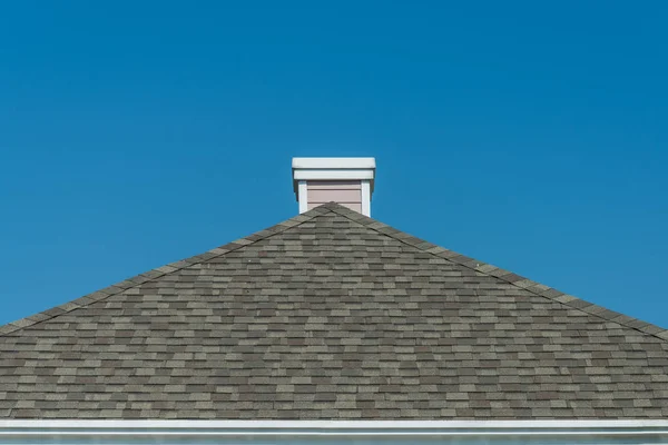 Atap Ubin Modern Dengan Langit Biru — Stok Foto