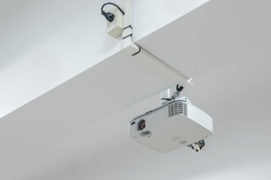 Konferans odasında ev Eğlence için Projektör multimedya teknolojisi video sunumu tavana yüklü