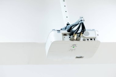 Konferans odasında ev Eğlence için Projektör multimedya teknolojisi video sunumu tavana yüklü