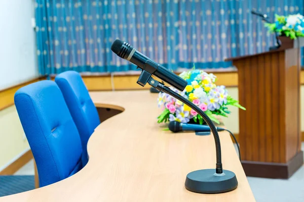 Mikrofon Bordet Konferensrum Med Vackra Blommor — Stockfoto