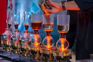 Sifon vakum kahve makinesi ve kahve öğütücü damla demleme filtreli kahve veya pour-over ile bir yöntem bir filtre eski geleneği bulunan kavrulmuş kahve çekirdekleri üzerine sıcak su dökme içerir