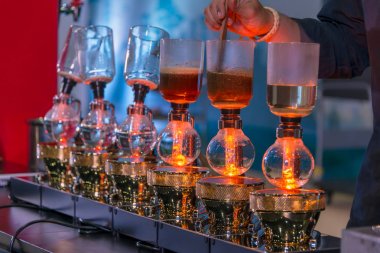 Sifon vakum kahve makinesi ve kahve öğütücü damla demleme filtreli kahve veya pour-over ile bir yöntem bir filtre eski geleneği bulunan kavrulmuş kahve çekirdekleri üzerine sıcak su dökme içerir