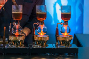 Sifon vakum kahve makinesi ve kahve öğütücü damla demleme filtreli kahve veya pour-over ile bir yöntem bir filtre eski geleneği bulunan kavrulmuş kahve çekirdekleri üzerine sıcak su dökme içerir