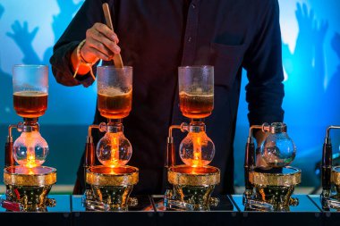 Sifon vakum kahve makinesi ve kahve öğütücü damla demleme filtreli kahve veya pour-over ile bir yöntem bir filtre eski geleneği bulunan kavrulmuş kahve çekirdekleri üzerine sıcak su dökme içerir