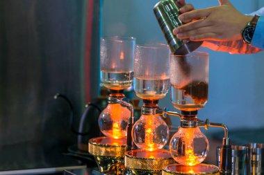 Sifon vakum kahve makinesi ve kahve öğütücü damla demleme filtreli kahve veya pour-over ile bir yöntem bir filtre eski geleneği bulunan kavrulmuş kahve çekirdekleri üzerine sıcak su dökme içerir