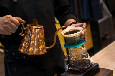 Sifon vakum kahve makinesi ve kahve öğütücü damla demleme filtreli kahve veya pour-over ile bir yöntem bir filtre eski geleneği bulunan kavrulmuş kahve çekirdekleri üzerine sıcak su dökme içerir