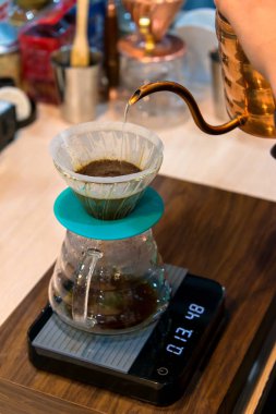 Bakır Kettle Sifon vakum kahve makinesi ve kahve öğütücü damla demleme filtreli kahve veya pour-over ile kavrulmuş kahve çekirdekleri üzerine sıcak su dökme içerir bir yöntemdir