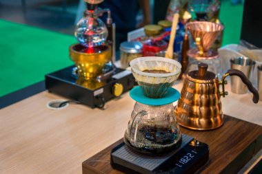 Bakır Kettle Sifon vakum kahve makinesi ve kahve öğütücü damla demleme filtreli kahve veya pour-over ile kavrulmuş kahve çekirdekleri üzerine sıcak su dökme içerir bir yöntemdir