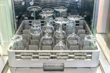 Temiz cam yıkama makinesi gereçleri ile bulaşık makinesi