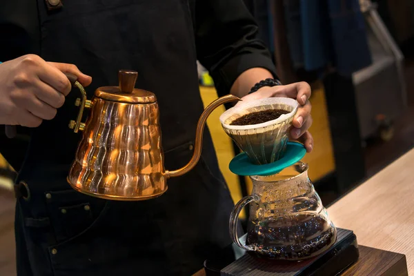 Sifon vakum kahve makinesi ve kahve öğütücü damla demleme filtreli kahve veya pour-over ile bir yöntem bir filtre eski geleneği bulunan kavrulmuş kahve çekirdekleri üzerine sıcak su dökme içerir