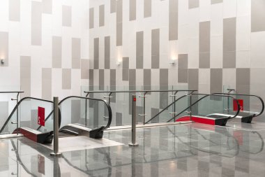 Çağdaş bir binada modern yürüyen merdiven tesisleri.