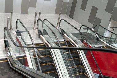 Modern yapı ekipmanlarında rahat lık için yürüyen merdivenler