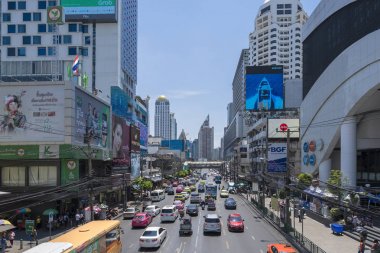 Bangkok, Tayland - Aril 4, 2019 : Dünya Ticaret Merkezi'ne Pratunam ticari alanda öğleden sonra trafik sıkışıklığı Bangkok alışveriş ve iş başkenti, Tayland.