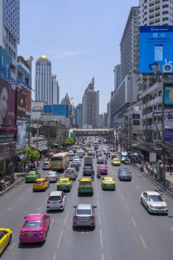 Bangkok, Tayland - Aril 4, 2019 : Dünya Ticaret Merkezi'ne Pratunam ticari alanda öğleden sonra trafik sıkışıklığı Bangkok alışveriş ve iş başkenti, Tayland.