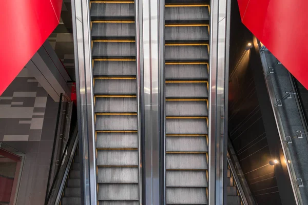 Rulltrappor För Bekväm Modern Byggnadsutrustning — Stockfoto