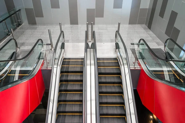 Modernas Instalaciones Escaleras Mecánicas Edificio Contemporáneo — Foto de Stock