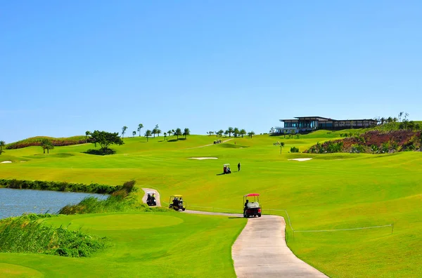 Campo Golfe Com Relvado Verde Rico Belas Paisagens — Fotografia de Stock