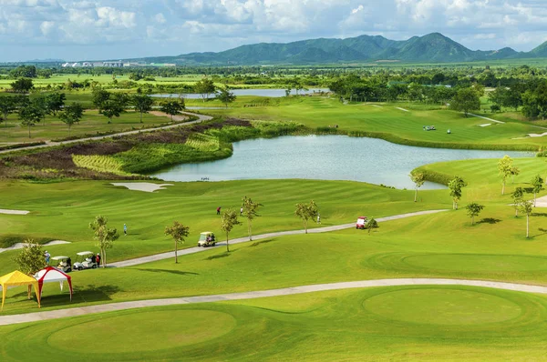 Campo Golfe Com Relvado Verde Rico Belas Paisagens — Fotografia de Stock