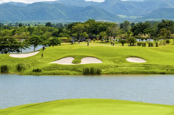 Campo Golfe Com Relvado Verde Rico Belas Paisagens — Fotografia de Stock