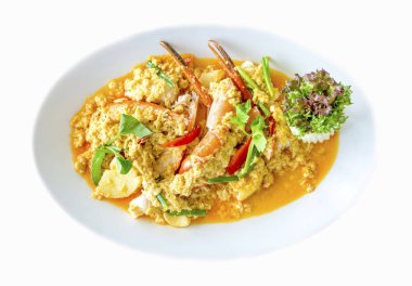 Beyaz arka planda köri tozu kızarmış karides veya karides karıştırın ünlü lezzetli Tay gıda