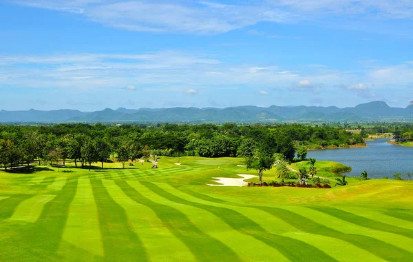 Campo Golfe Com Relvado Verde Rico Belas Paisagens — Fotografia de Stock