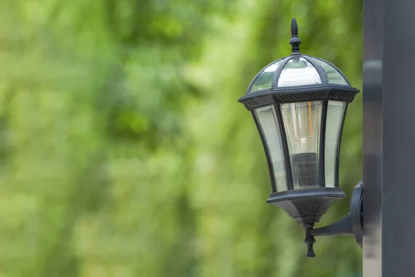 Nowoczesna czarna metalowa lampa ścienna oświetlenie wnętrza żarówki dekoracji — Zdjęcie stockowe