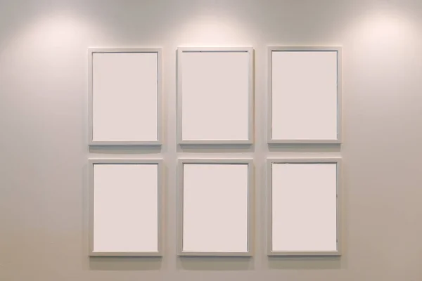 六空白木相框米色墙装饰当代 — 图库照片