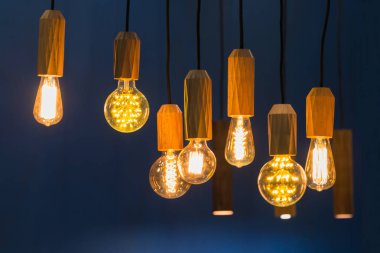 Modern ahşap tavan lambası iç aydınlatma ampuller grup mavi duvar arka plan dekorasyon çağdaş