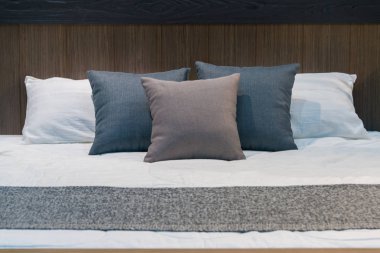 Yatak iç dekorasyon modern beyaz, gri, kahverengi kumaş yastıklar