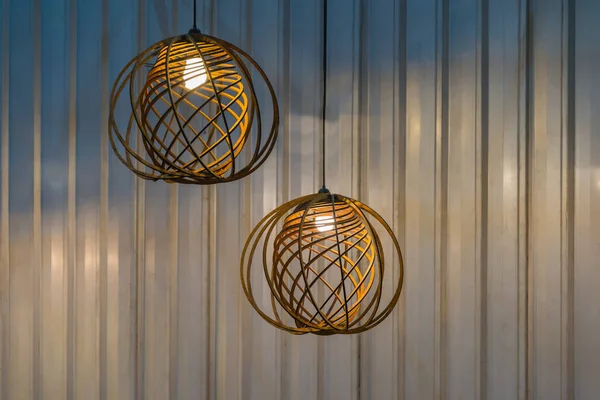 モダンサークル木製天井ランプインテリア照明電球コンテンポラリー — ストック写真